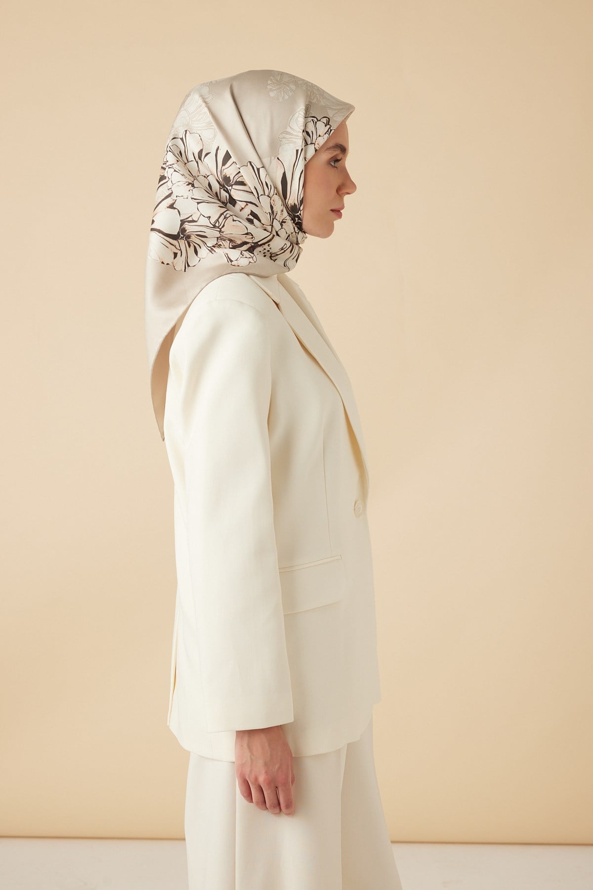 NEŞVE TİVİL İPEK EŞARP 90*90 CM - BEJ