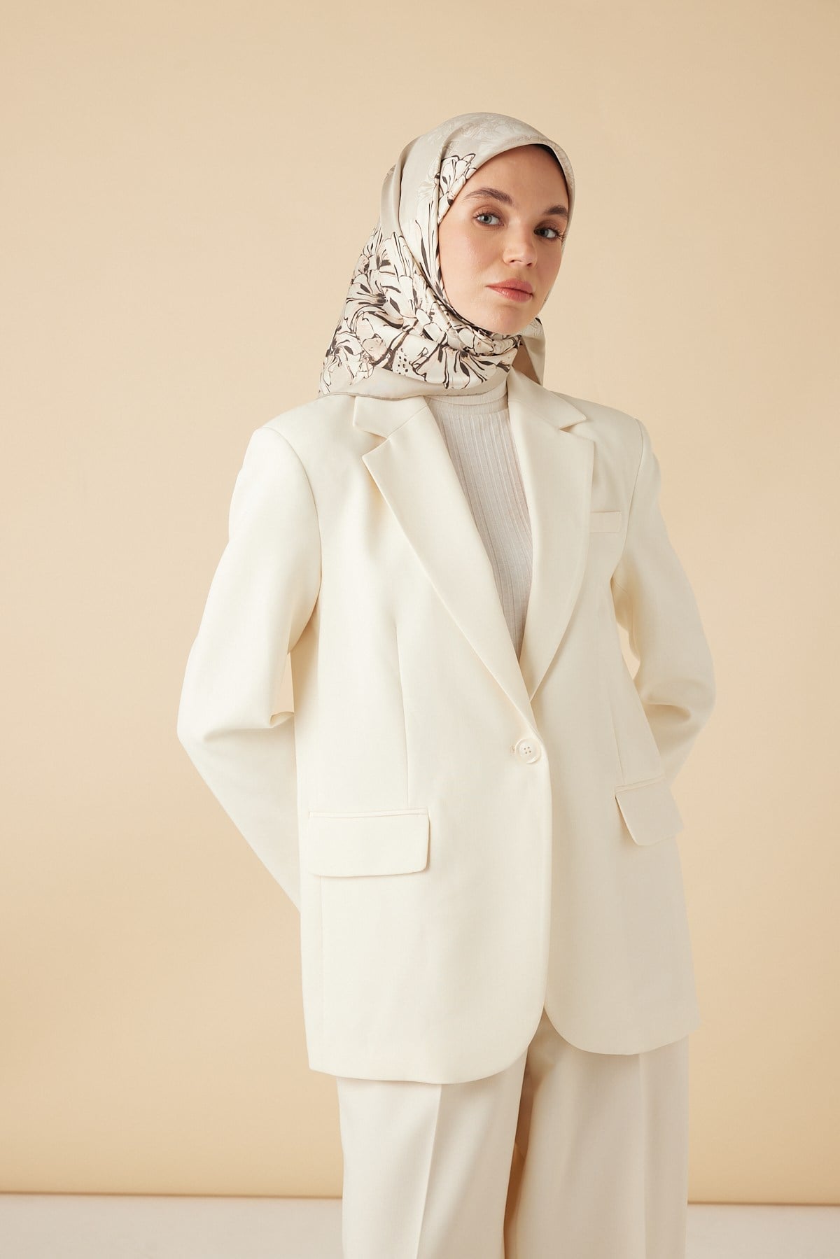 NEŞVE TİVİL İPEK EŞARP 90*90 CM - BEJ
