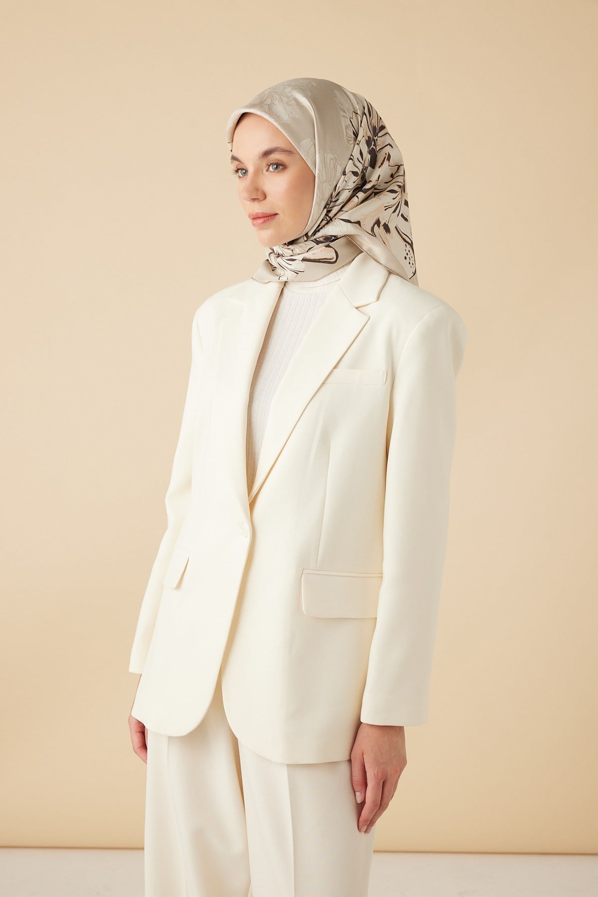 NEŞVE TİVİL İPEK EŞARP 90*90 CM - BEJ