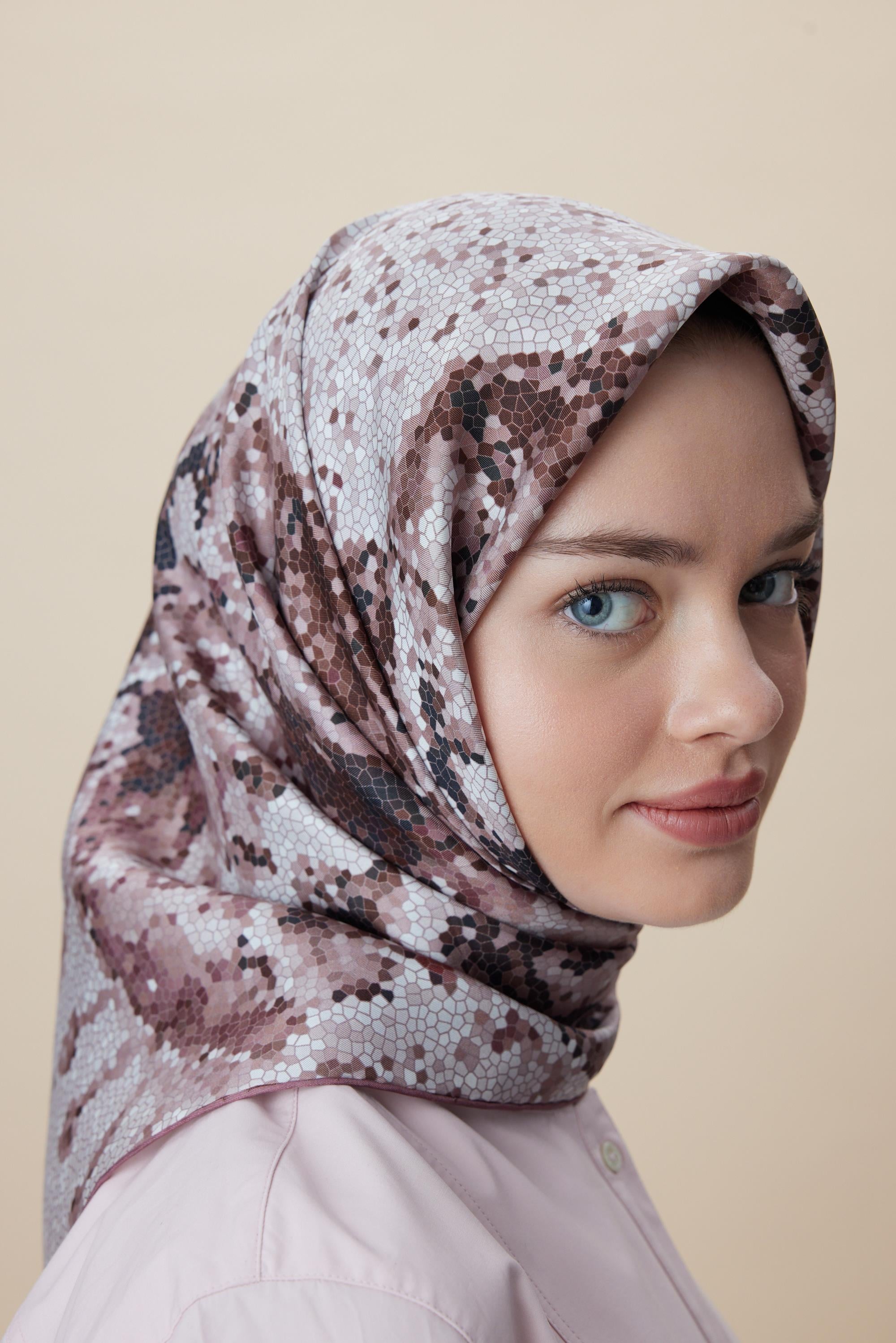 SU MASALI ÇİFT TARAFLI TİVİL İPEK EŞARP 90*90 CM - PUDRA PEMBE