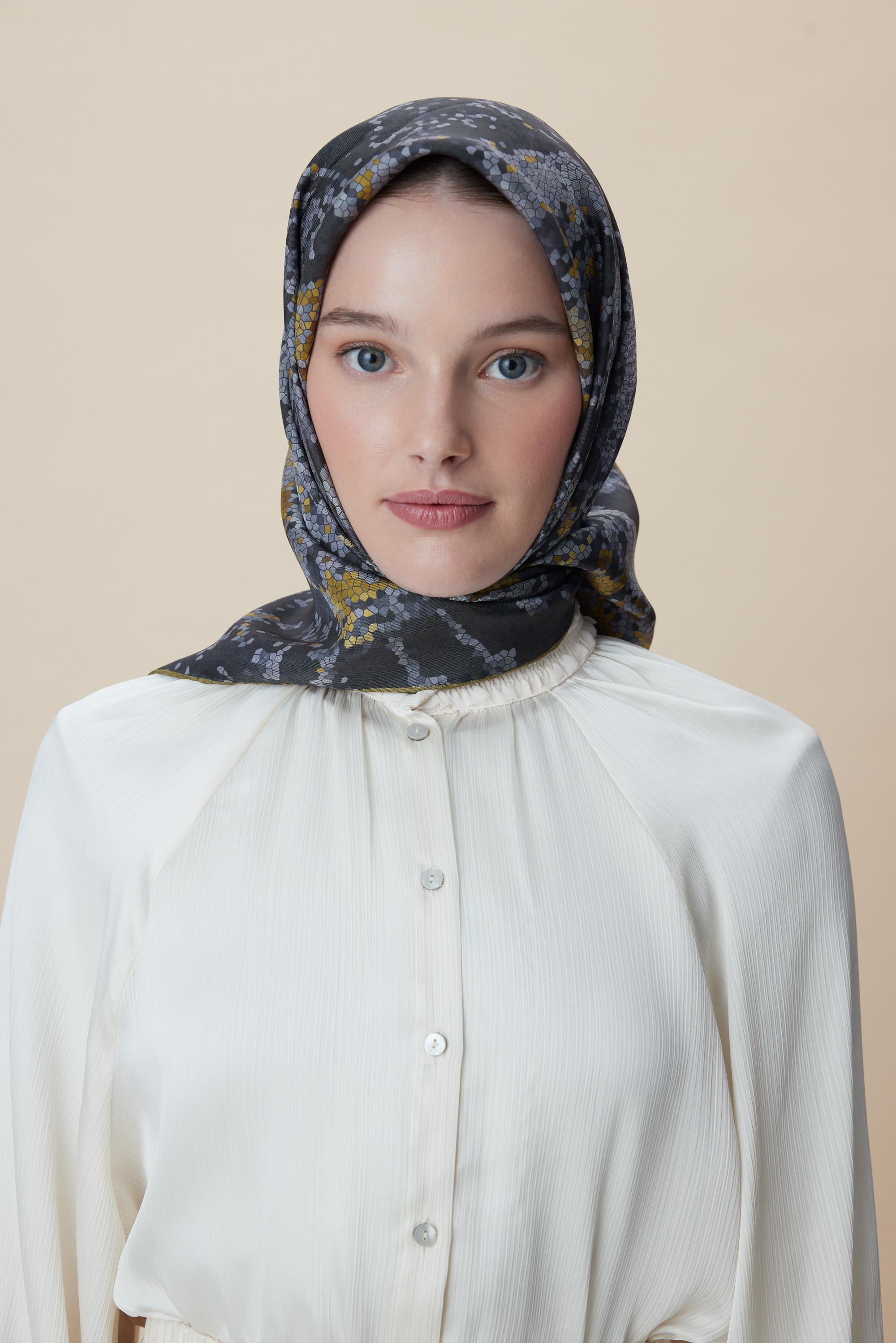SU MASALI ÇİFT TARAFLI TİVİL İPEK EŞARP 90*90 CM - SİYAH TAŞ