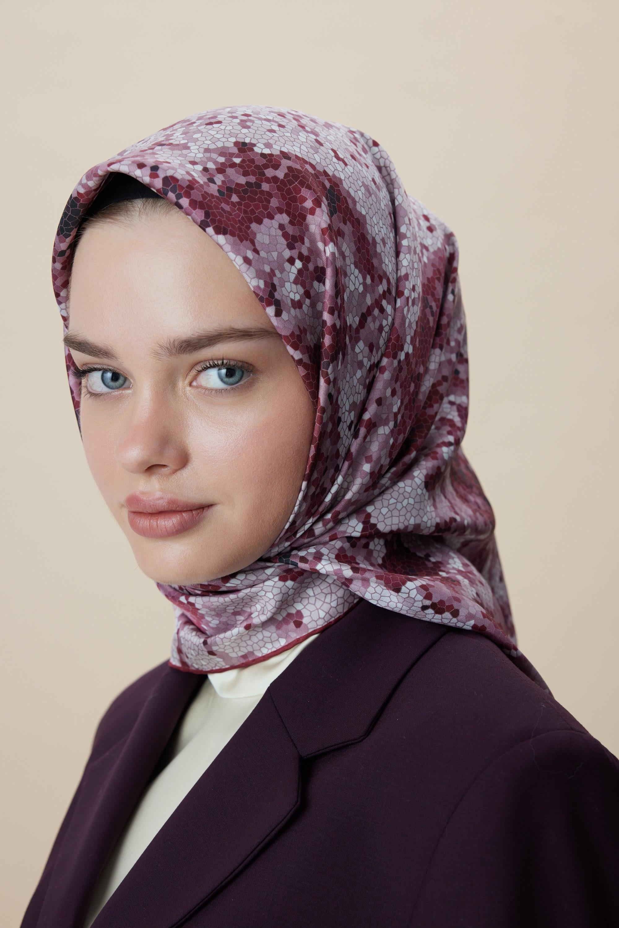 SU MASALI ÇİFT TARAFLI TİVİL İPEK EŞARP 90*90 CM - GÜL KURUSU