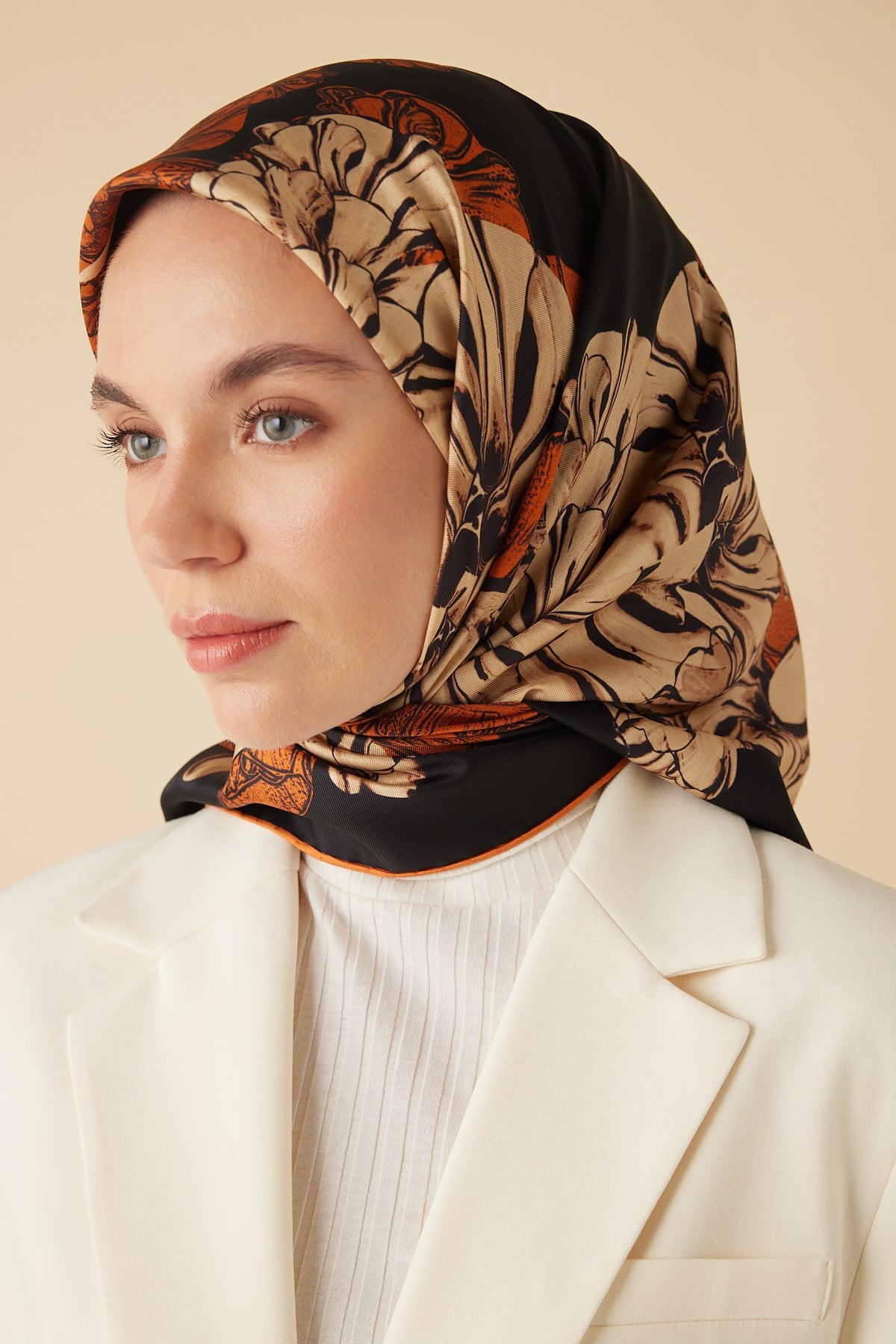 NEŞVE TİVİL İPEK EŞARP 90*90 CM - SİYAH TURUNCU