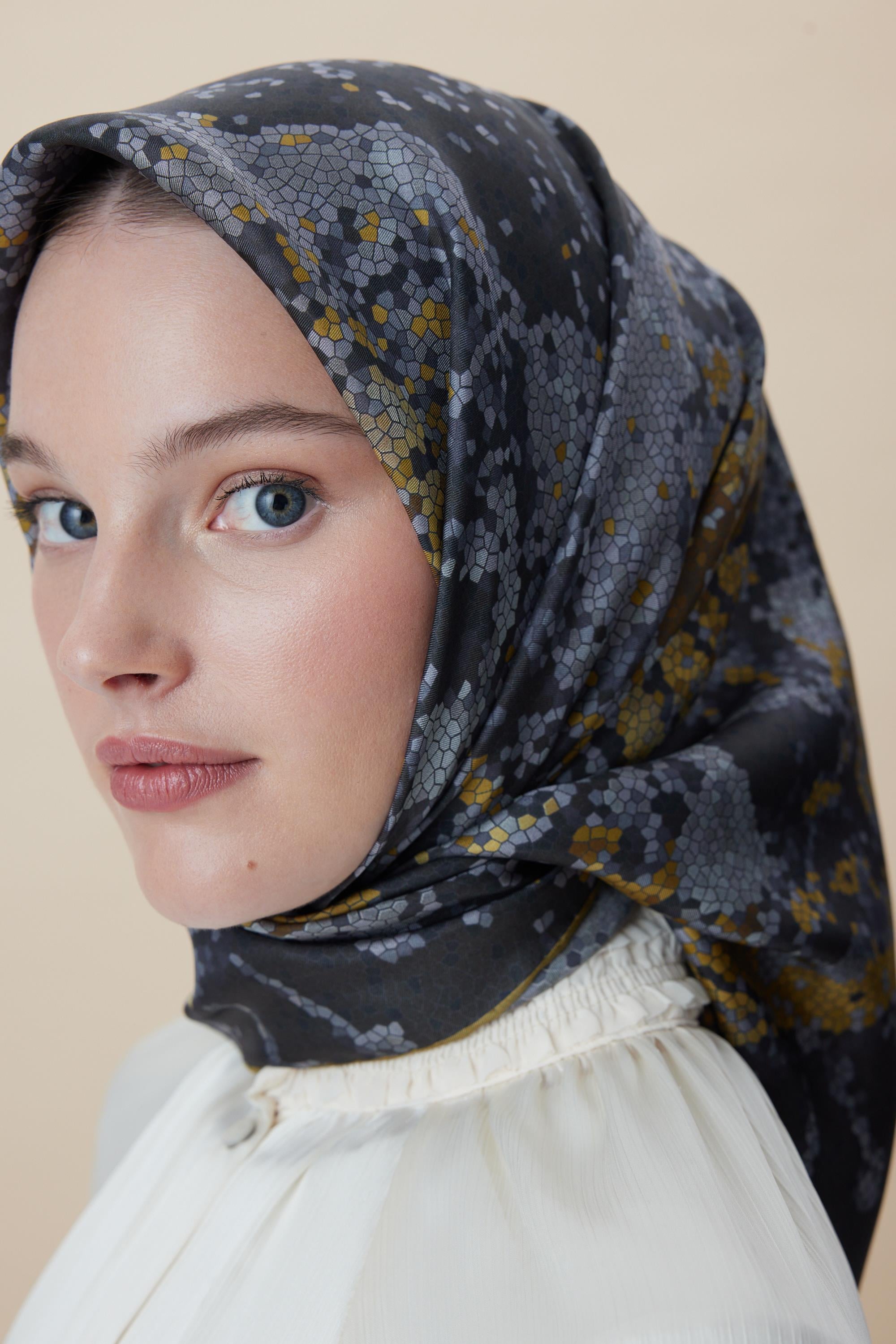 SU MASALI ÇİFT TARAFLI TİVİL İPEK EŞARP 90*90 CM - SİYAH TAŞ