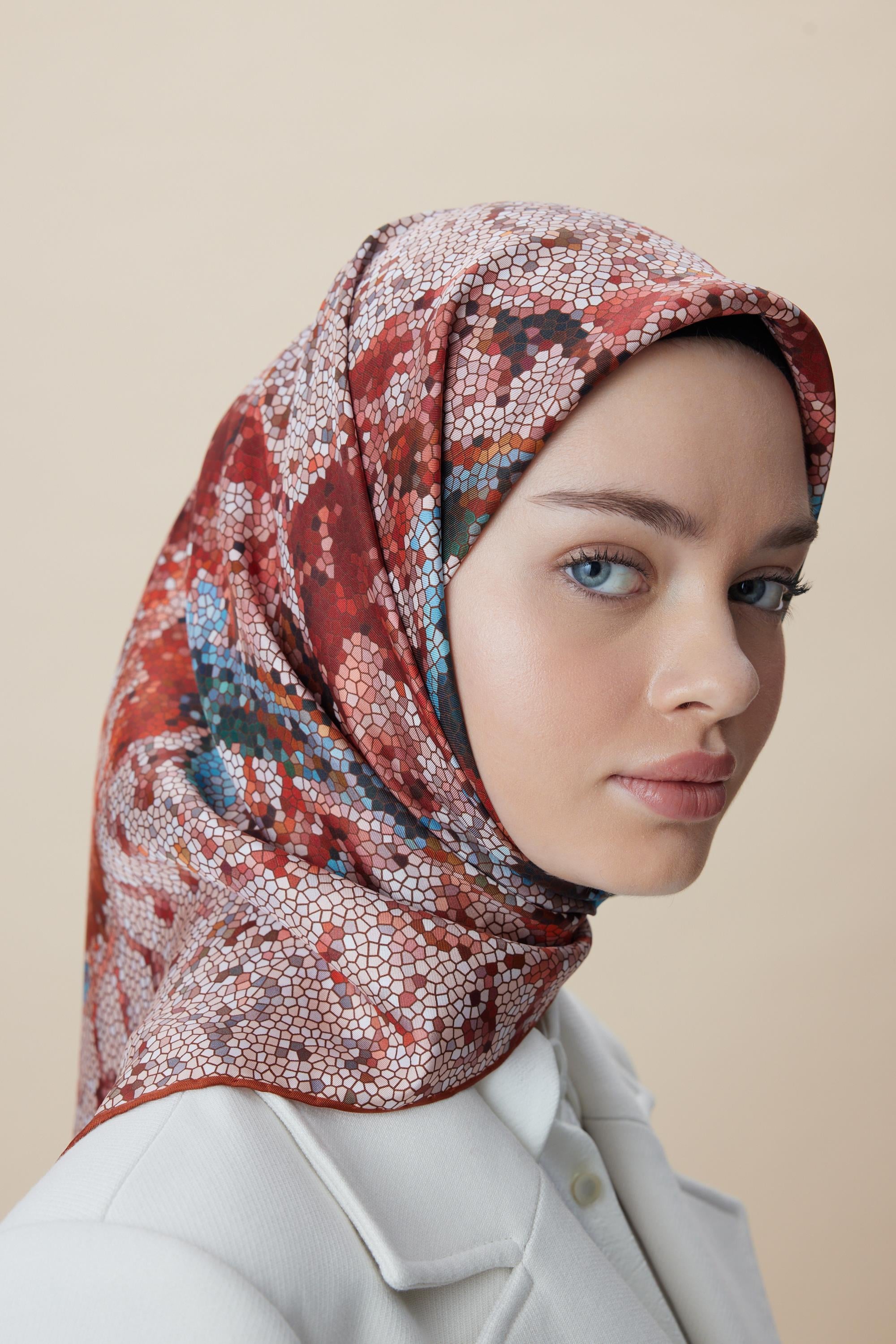SU MASALI ÇİFT TARAFLI TİVİL İPEK EŞARP 90*90 CM - YAVRUAĞZI