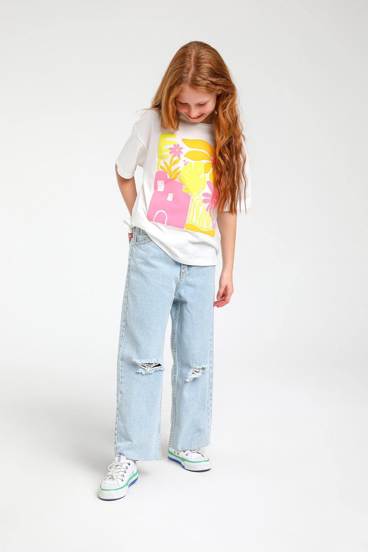 RENKLİ ÇİCEK DESENLİ T-SHIRT