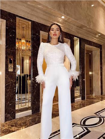 Beyaz Kollar Tüy Detaylı Kemerli Taşlı Bluz Pantolon Takım