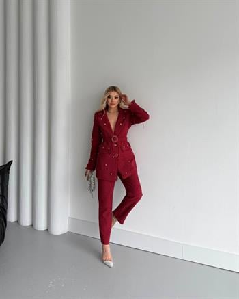 İşlemeli Kemer Detaylı Kırmızı Ceket Pantolon Takım