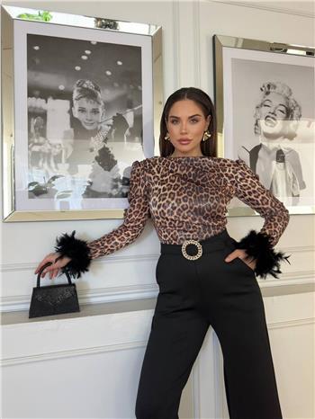 Kollar Tüy Detaylı Leopar Bluz Siyah Pantolon Takım