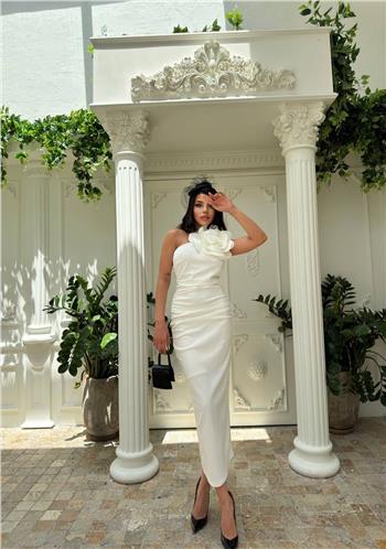 Tek Omuz Gül Detaylı Beyaz Elbise