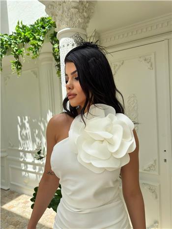 Tek Omuz Gül Detaylı Beyaz Elbise