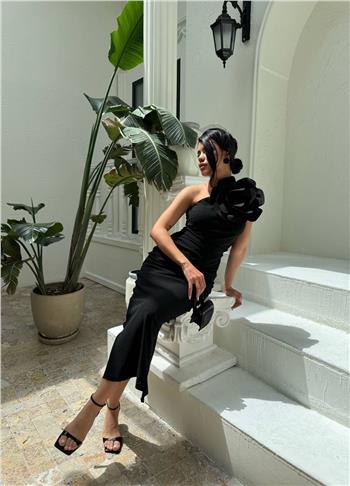 Tek Omuz Gül Detaylı Siyah Elbise