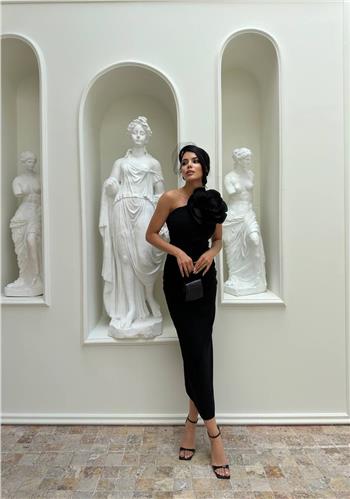 Tek Omuz Gül Detaylı Siyah Elbise