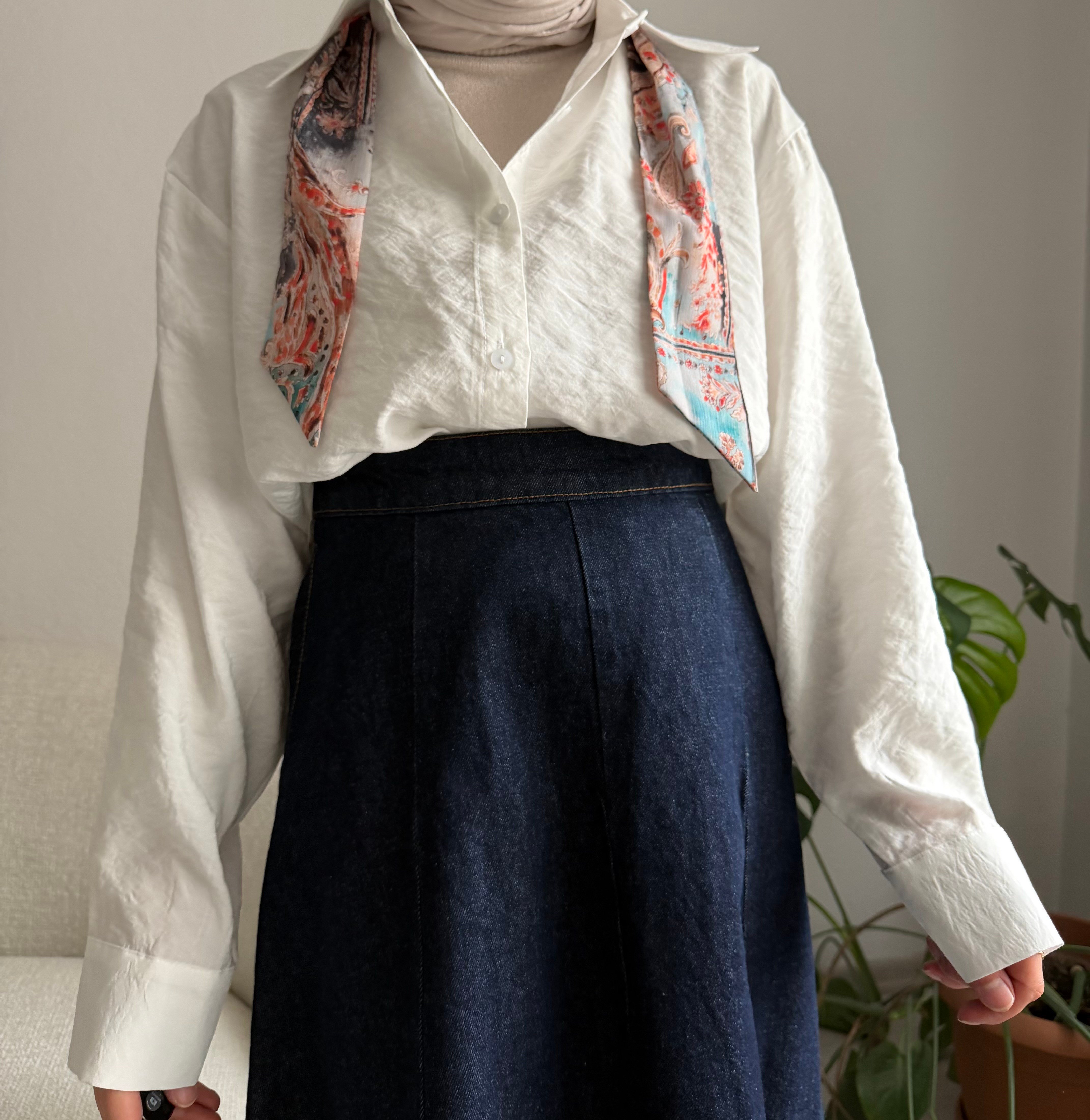 Beyaz Fularlı Gömlek