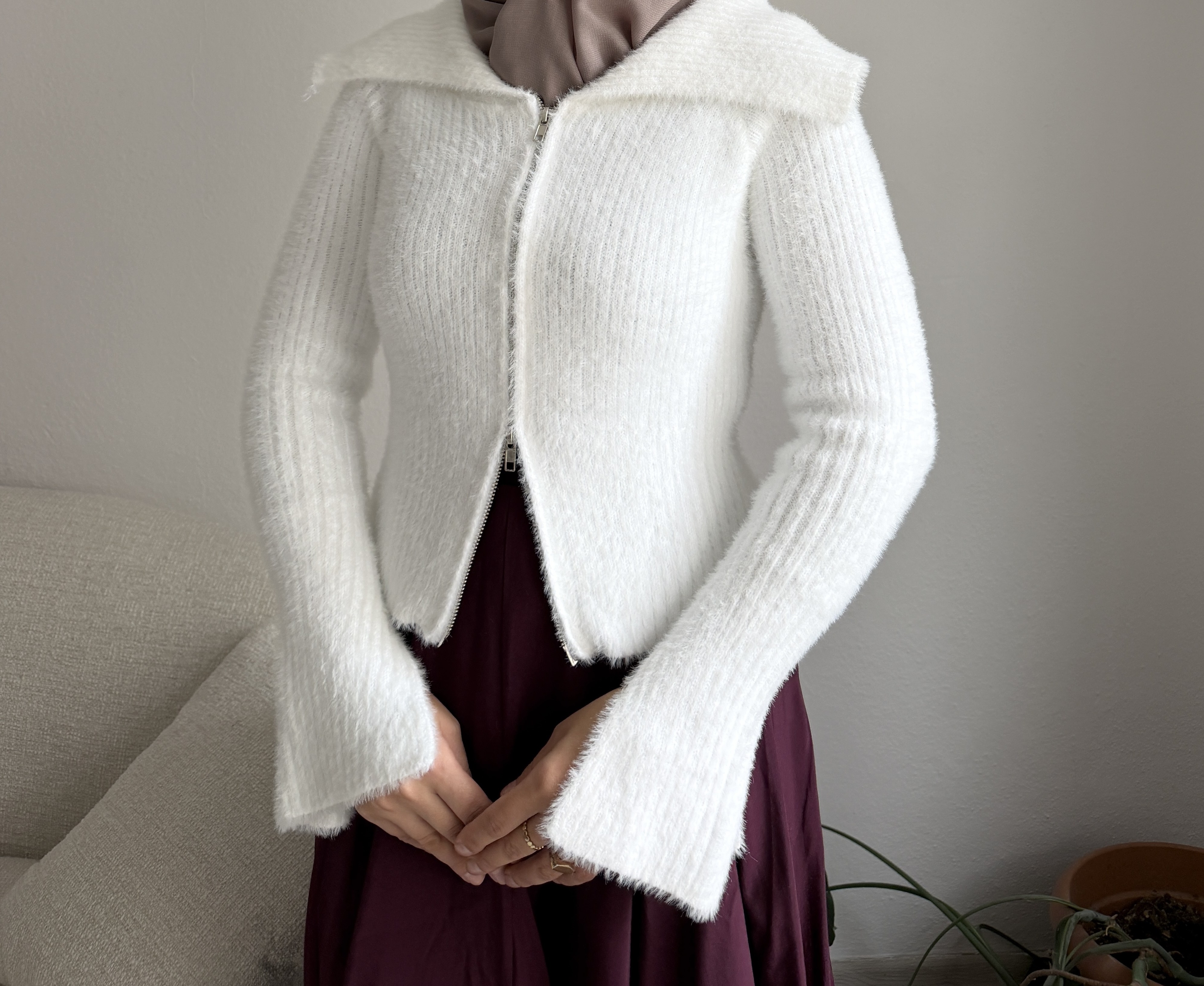 Beyaz Peluş Fermuarlı Hırka