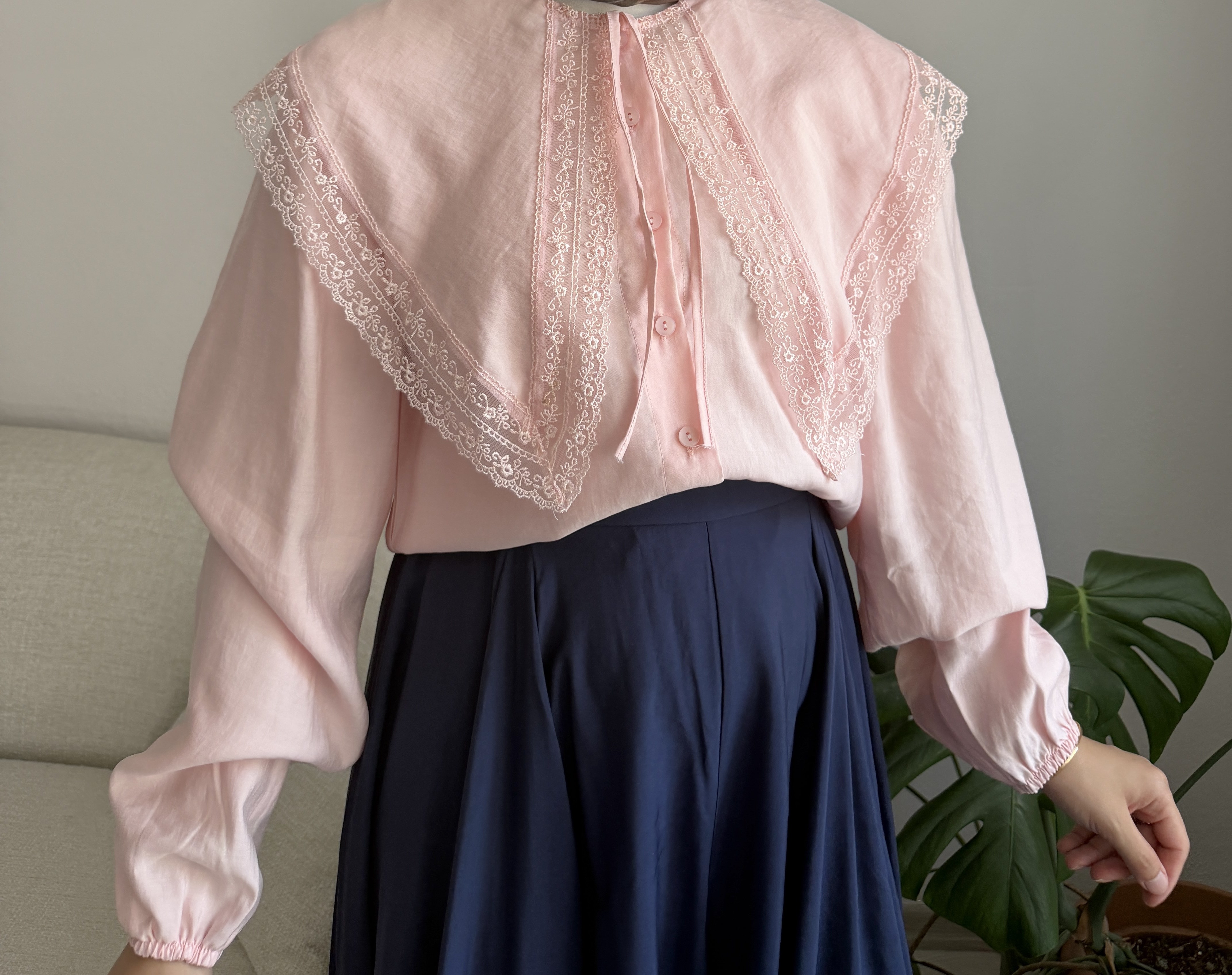 Pembe Dantel Yaka Gömlek