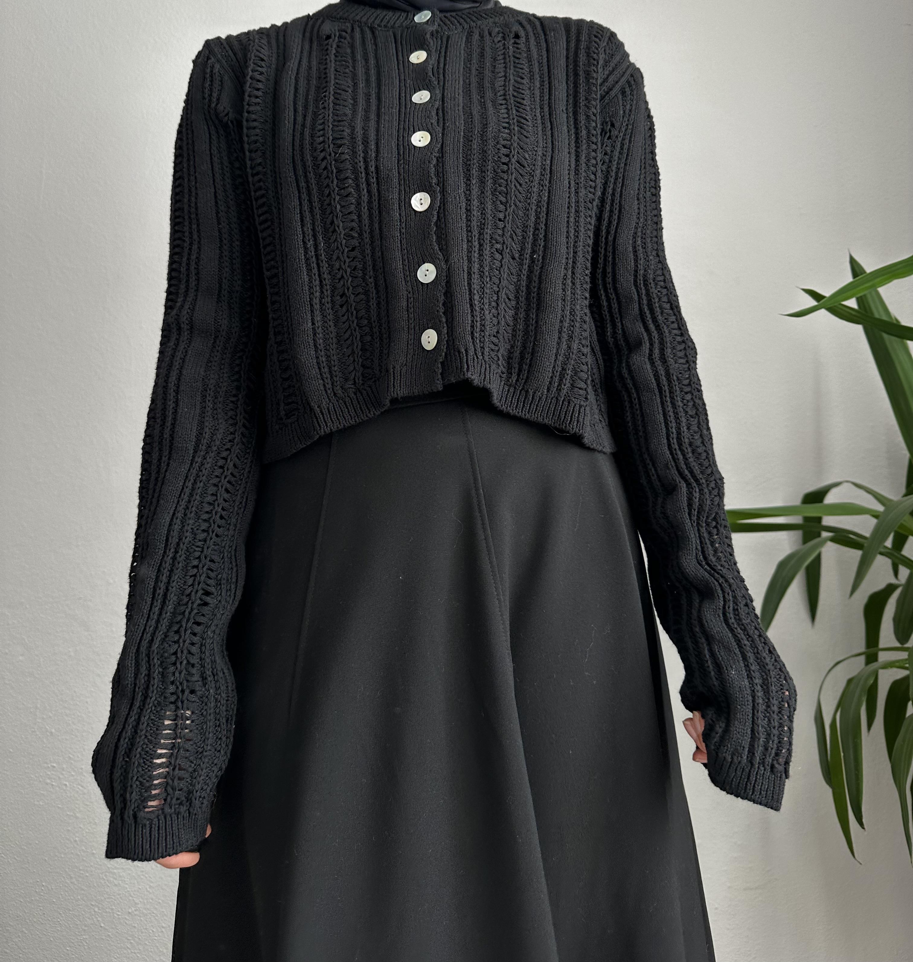 Siyah Düğmeli Crop Hırka