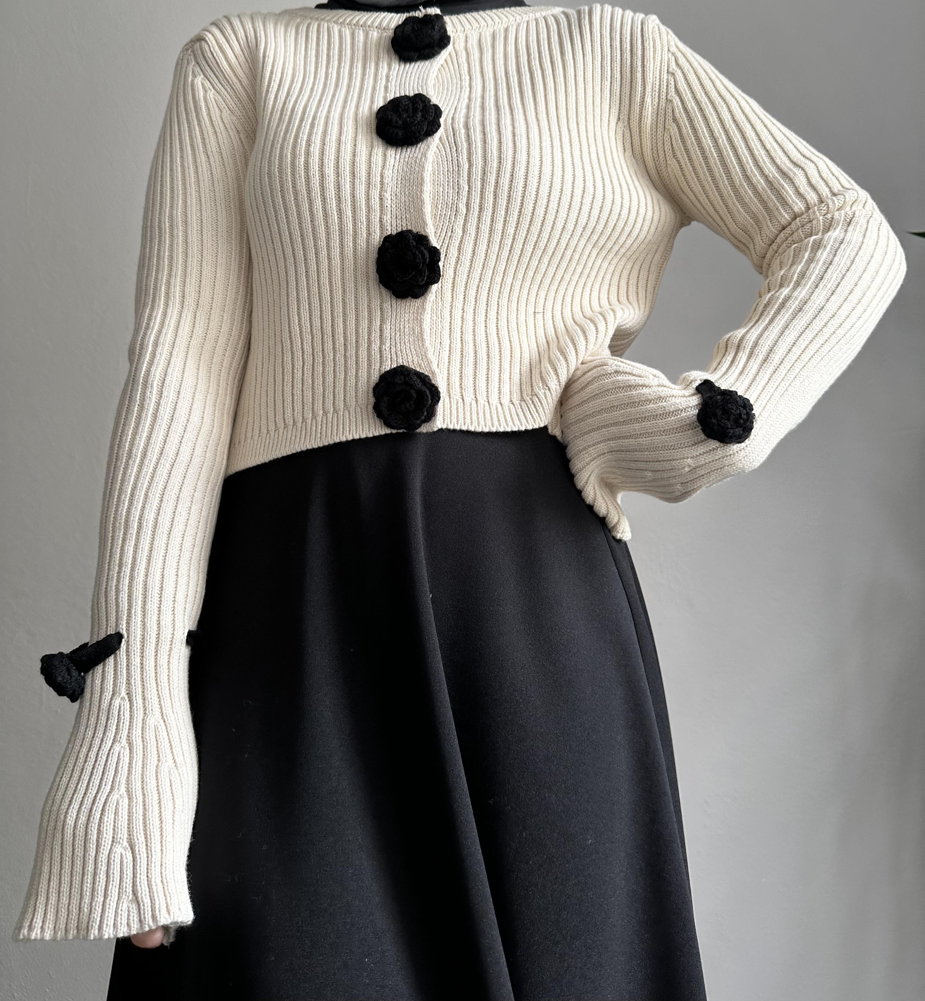 Sütlü Siyah Gül Detaylı Hırka