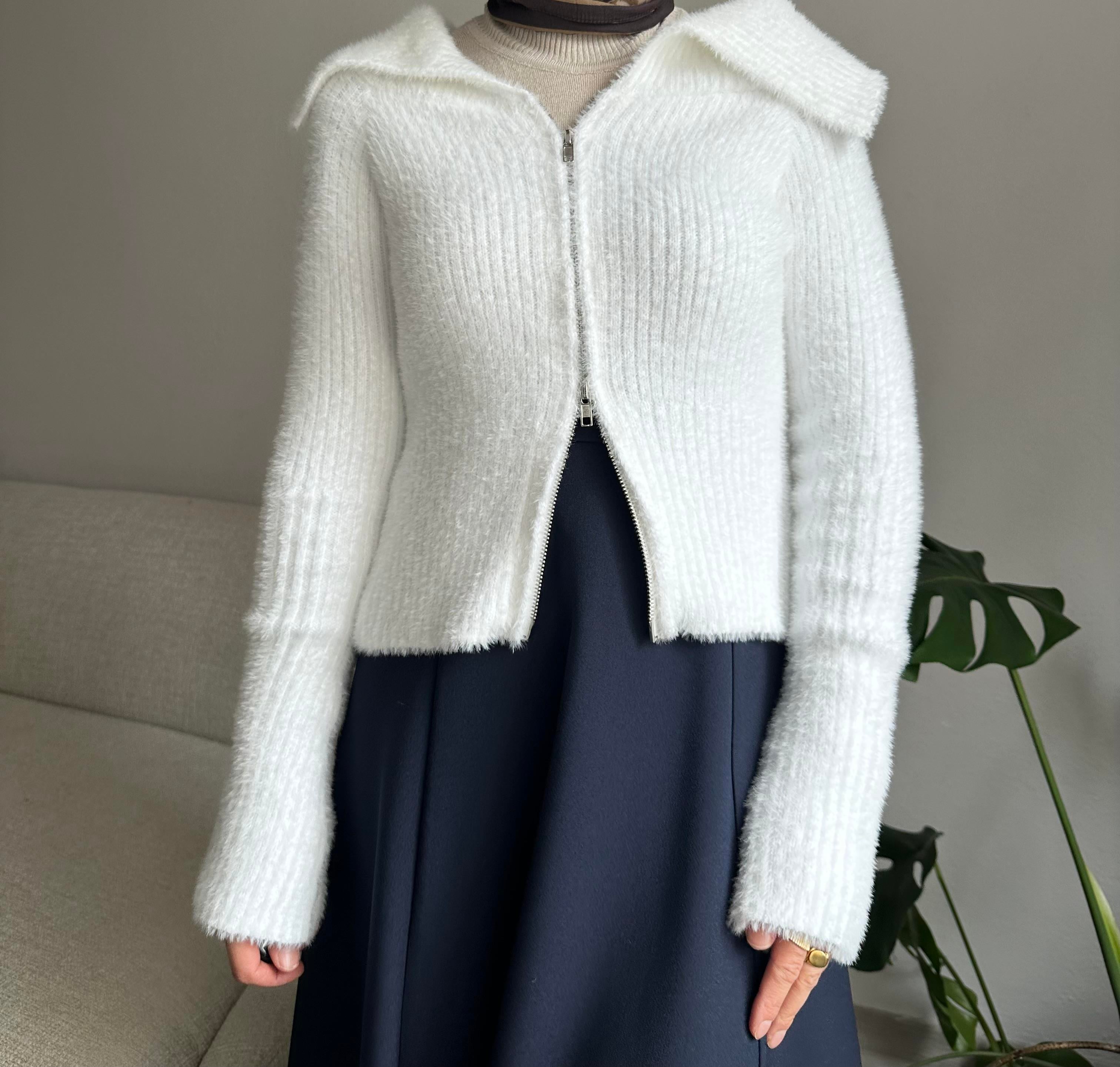 Beyaz Geniş Yakalı Peluş Hırka