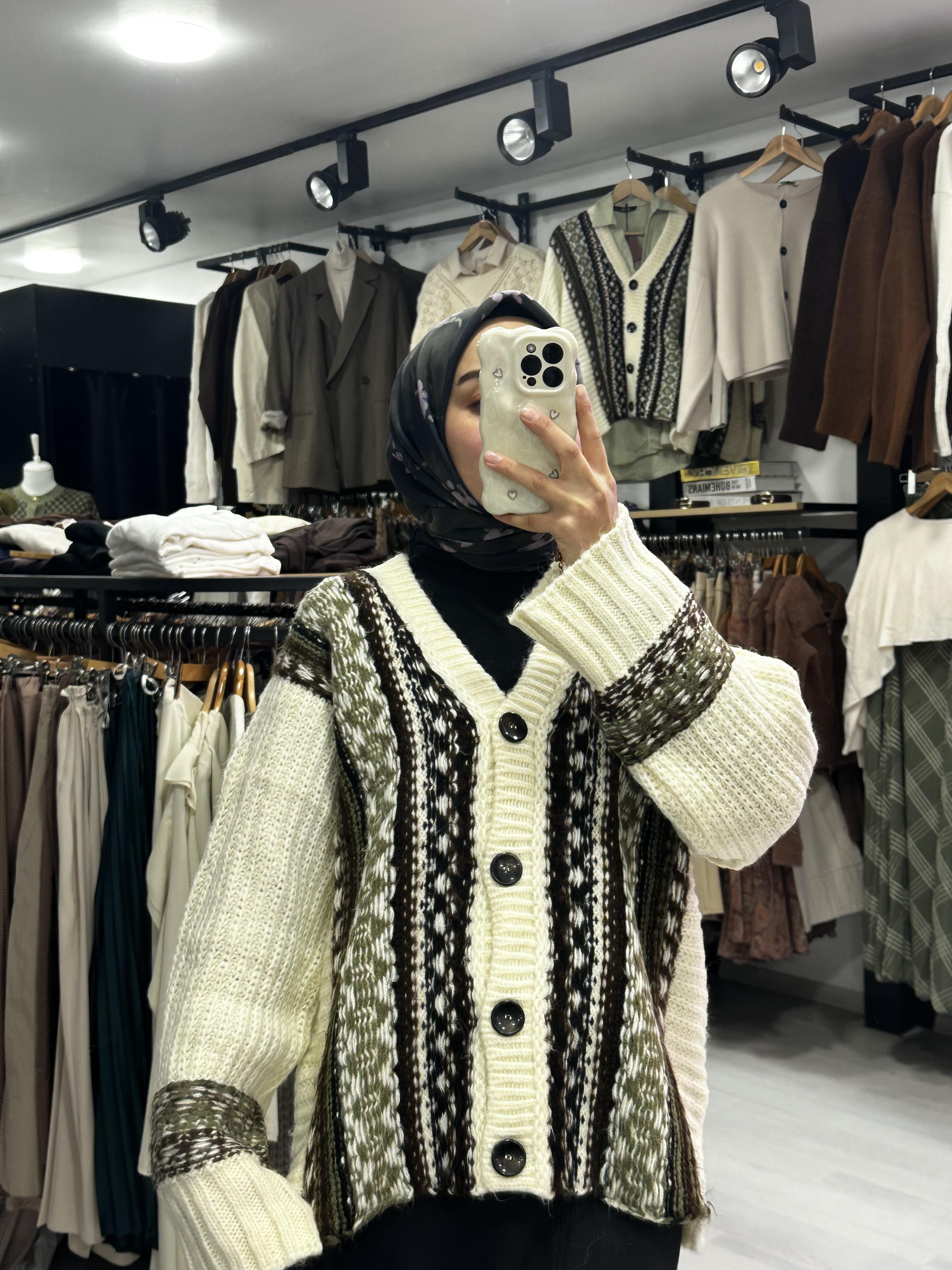 Ekru Otantik Desenli Uzun Hırka