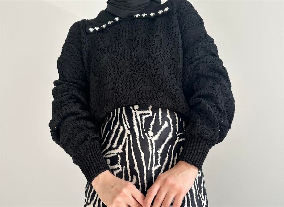 İnci Yaka Siyah Triko Kazak