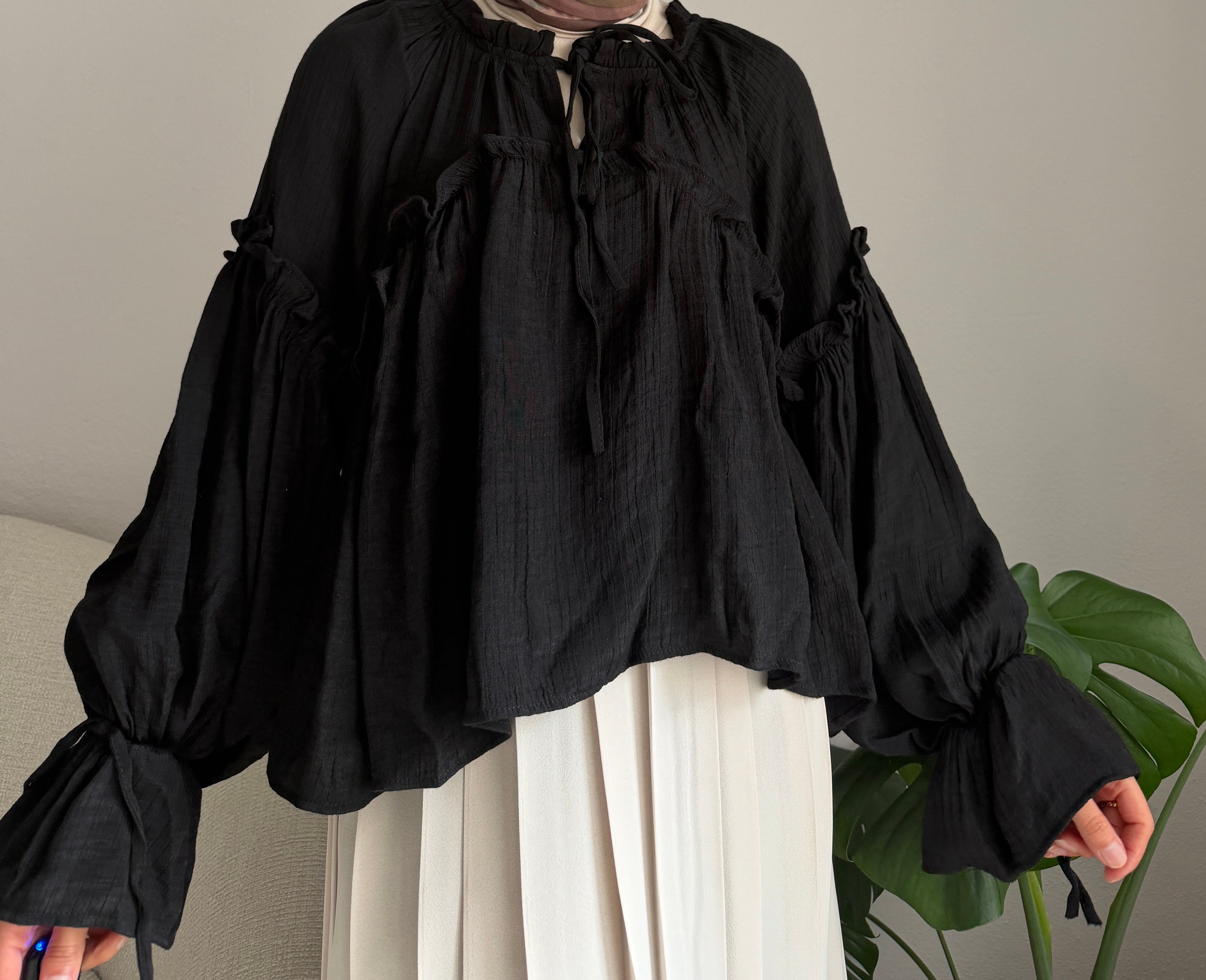 Siyah Büzgülü Krep Gömlek