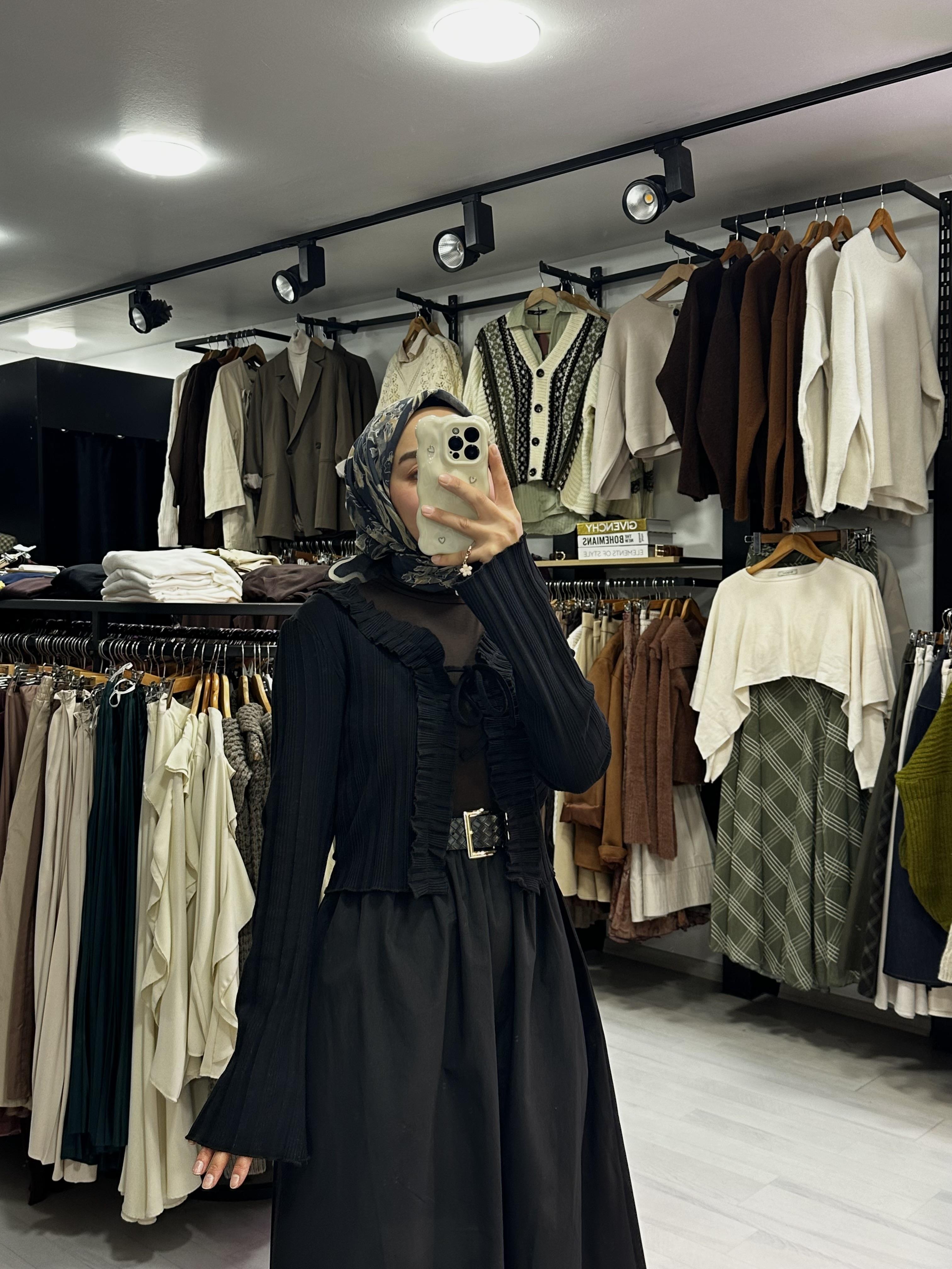 Siyah Fırfırlı Hırka