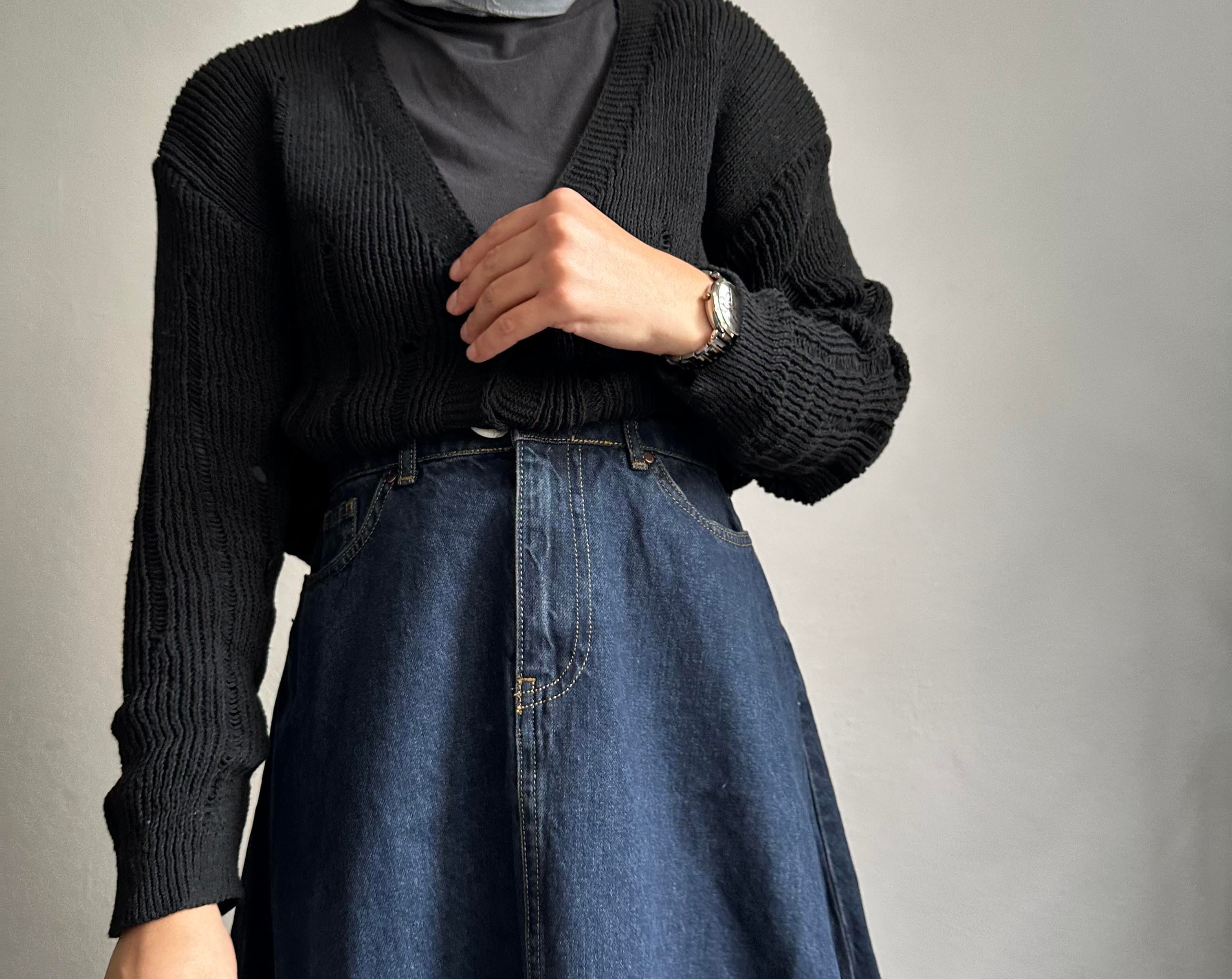 Siyah V Yaka Düğmeli Hırka