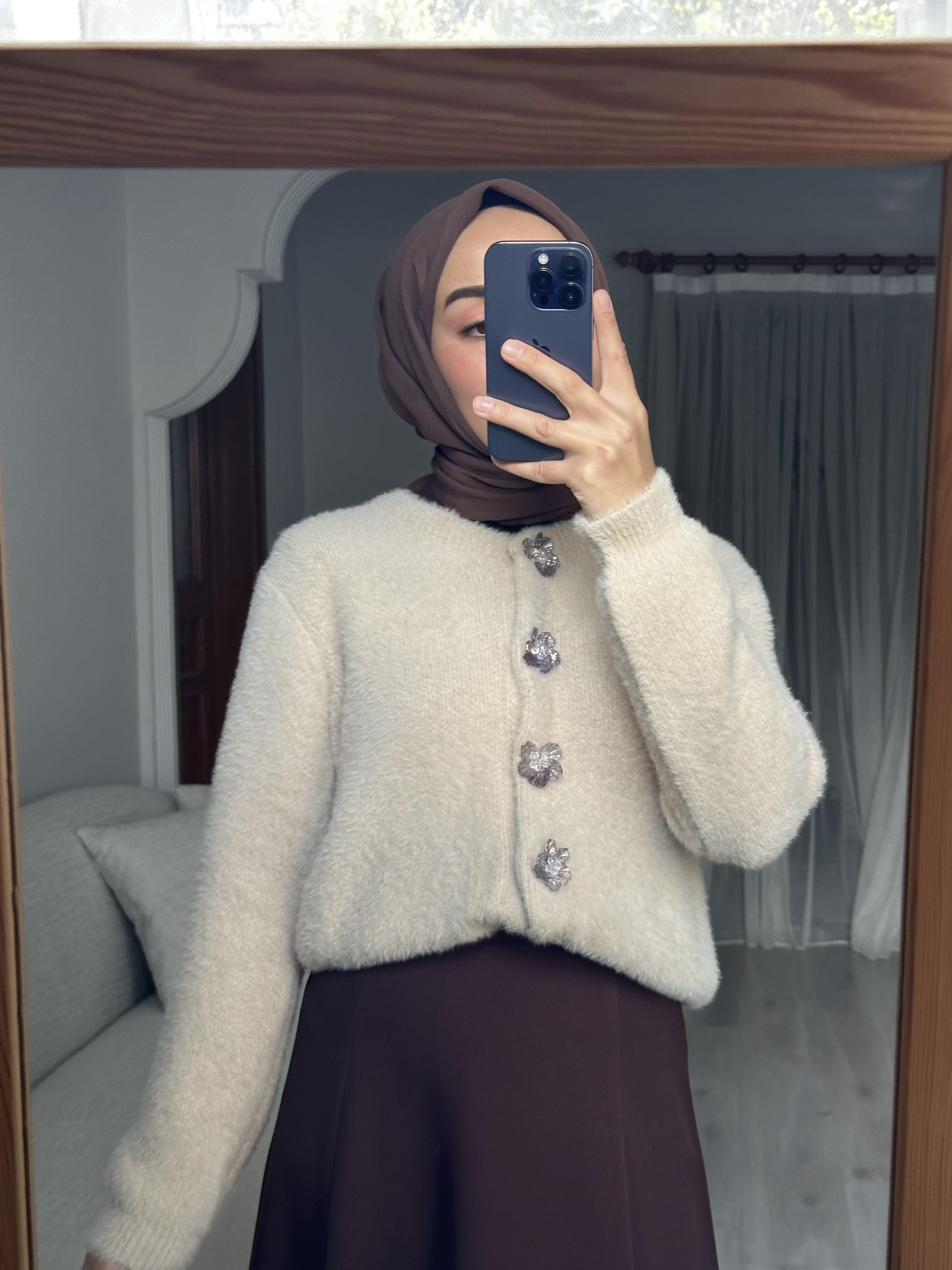 Sütlü Papatya Düğmeli Peluş Hırka