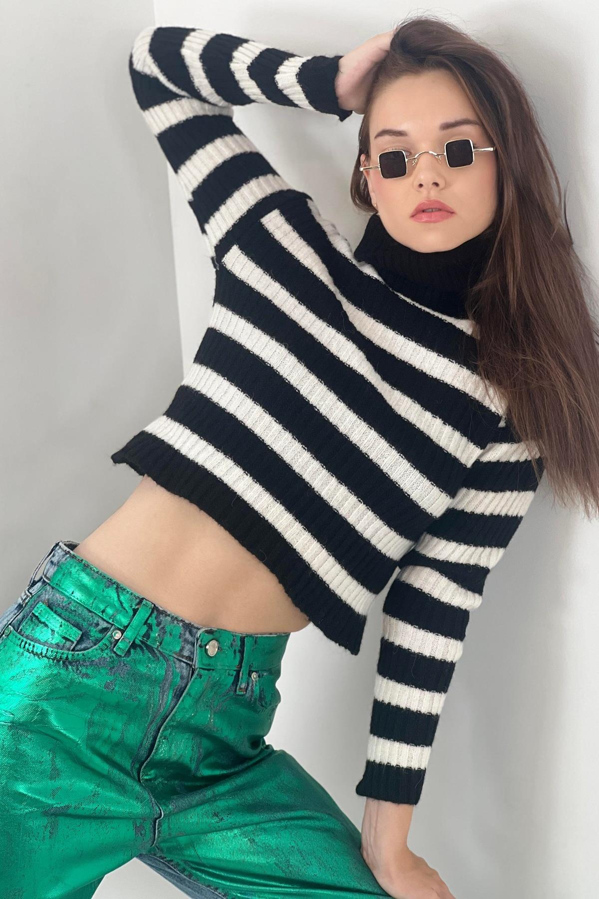 Kadın Boğazlı Balıkçı Yaka Çizgili Kısa Crop Siyah Triko Kazak Kadın Boğazlı Balıkçı Yaka Çizgili Kısa Crop Siyah Triko Kazak