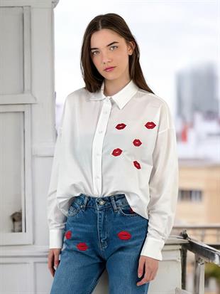 Beyaz Oversize Gömlek - Dudak Nakış Detaylı