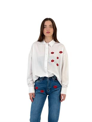 Beyaz Oversize Gömlek - Dudak Nakış Detaylı