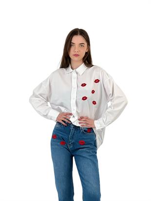 Beyaz Oversize Gömlek - Dudak Nakış Detaylı