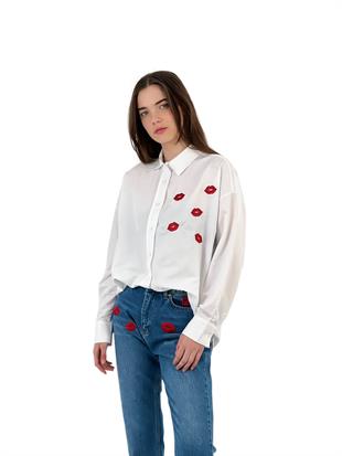 Beyaz Oversize Gömlek - Dudak Nakış Detaylı