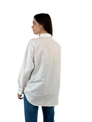 Beyaz Oversize Gömlek - Dudak Nakış Detaylı