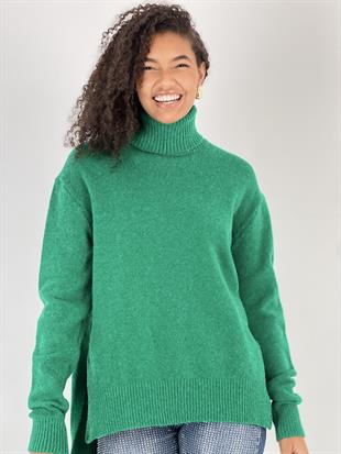 Düşük Omuzlu Yanları Yırtmaçlı Boğazlı Yeşil Kazak