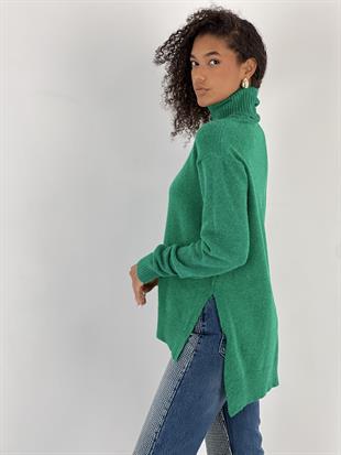 Düşük Omuzlu Yanları Yırtmaçlı Boğazlı Yeşil Kazak