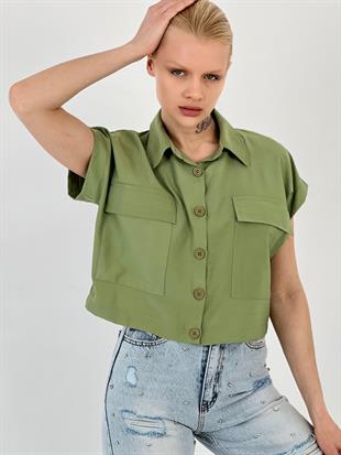 Kadın Düğmeli Katlanabilir Kısa Kol Kapaklı Çift Cepli Crop Kesim Viskon Safari Bluz