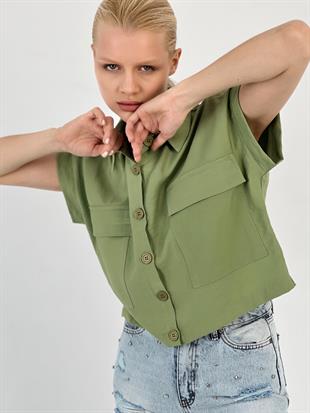 Kadın Düğmeli Katlanabilir Kısa Kol Kapaklı Çift Cepli Crop Kesim Viskon Safari Bluz