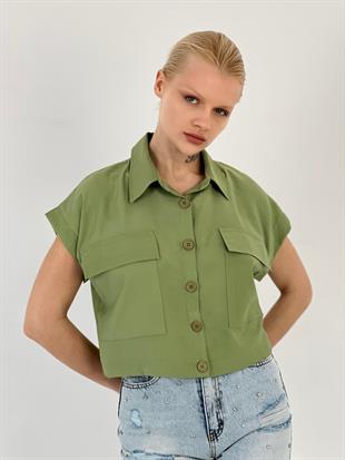 Kadın Düğmeli Katlanabilir Kısa Kol Kapaklı Çift Cepli Crop Kesim Viskon Safari Bluz