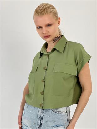 Kadın Düğmeli Katlanabilir Kısa Kol Kapaklı Çift Cepli Crop Kesim Viskon Safari Bluz