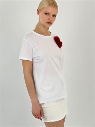 Kadın Göğsü İkili Çiçek Aksesuarlı Beyaz Tişört