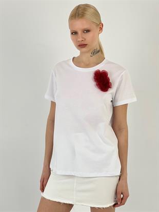 Kadın Göğsü İkili Çiçek Aksesuarlı Beyaz Tişört