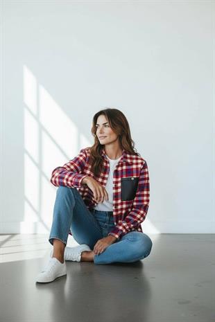 Kadın Kırmızı Ekose Desenli Deri Cep Detaylı Gömlek