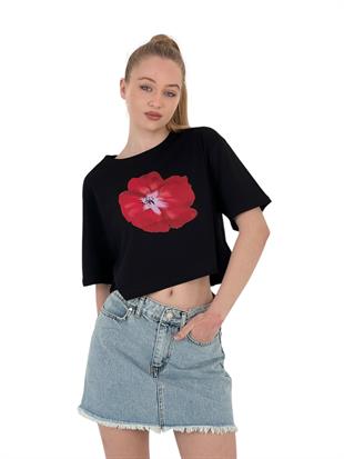 Kadın Oversize Gül Baskılı Kısa Siyah Crop Tişört