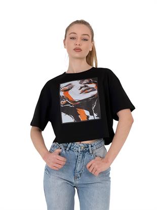 Kadın Oversize Kız Baskılı Kısa Beyaz Crop Tişört