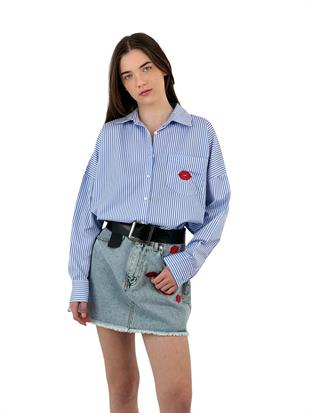 Mavi Çizgili Oversize Gömlek - Dudak Nakış Detaylı