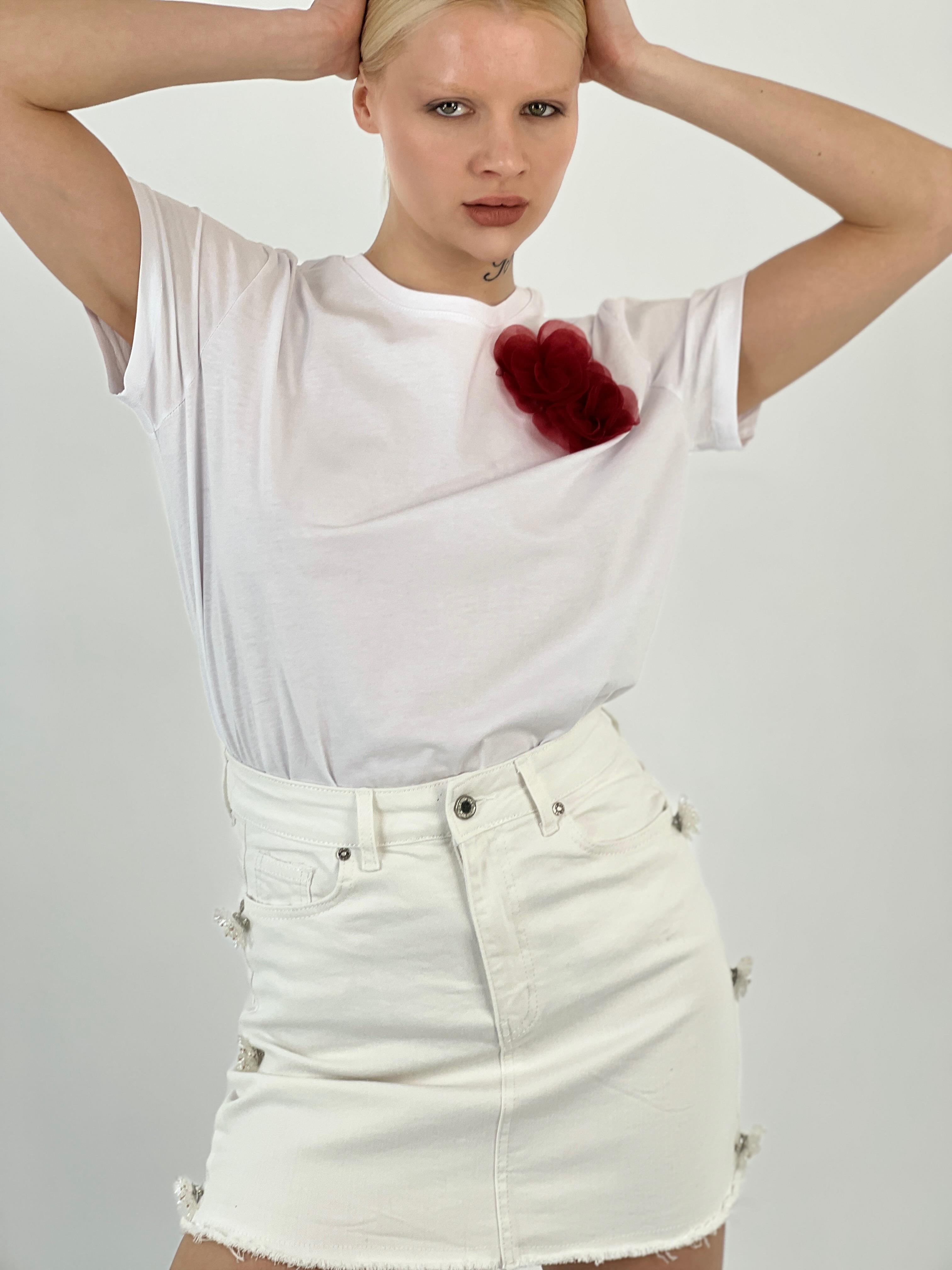 Kadın Denim Yanları Çiçek Aksesuarlı Beyaz Etek · 2