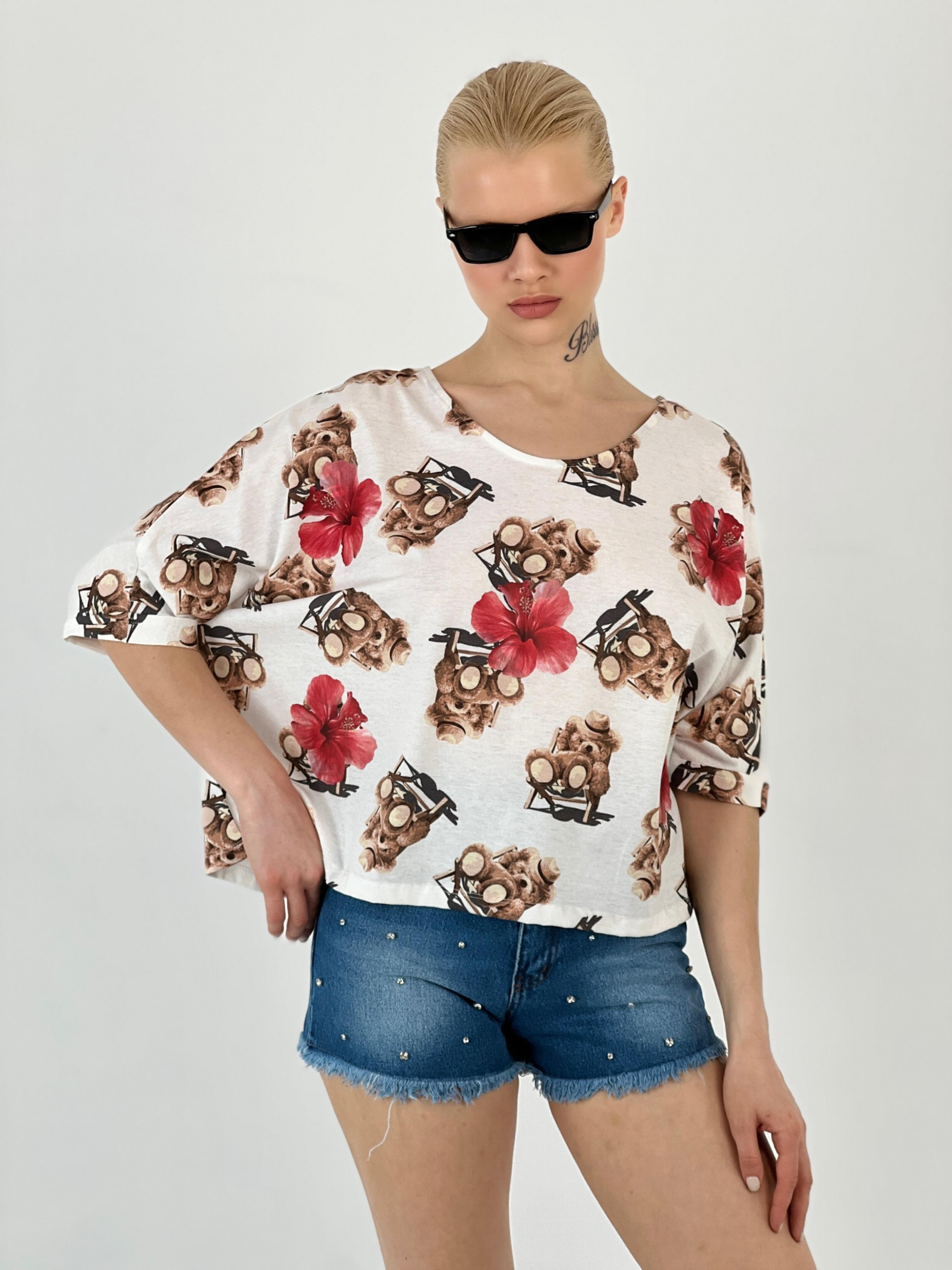 Kadın Ekru Oversize Ayıcık ve Çiçek Baskılı Tişört · 2