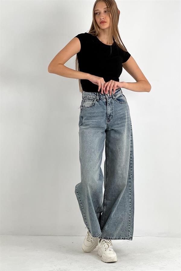 Gozal qiz ozini qoli bilan silaydi